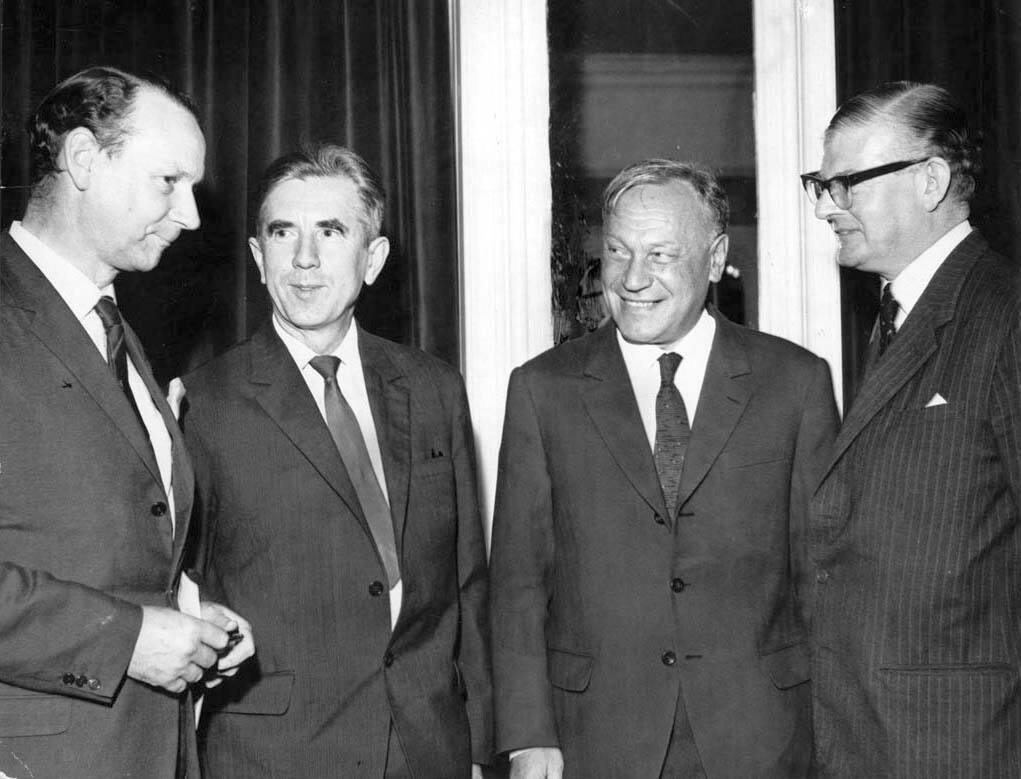 А.И. Лейпунский и О.Д. Казачковский с английскими физиками Муром (крайний слева) и Стюартом (крайний справа). 1964 г.