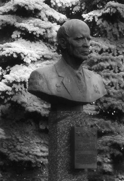 Памятник И.К. Кикоину