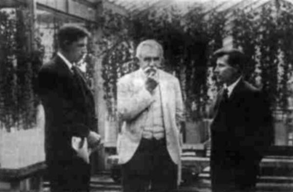 В.М. Клечковский (1-й слева), Д.Н. Прянишников и И.В. Гулякин в вегетационном домике МСХА