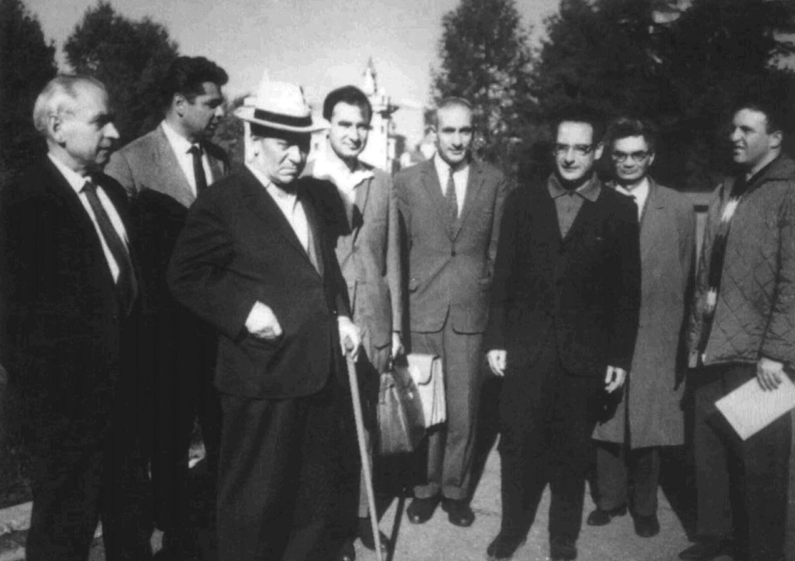 М.С. Козодаев (1-й слева) среди коллег. 1965 г.