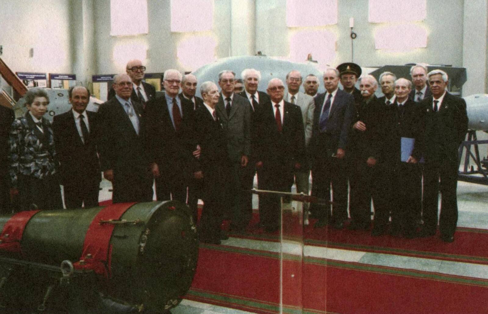 К.К. Крупников (3-й слева) среди ветеранов атомной отрасли