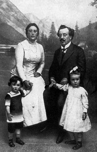 Лёва Ландау с родителями и сестрой