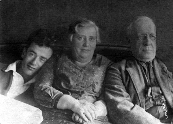 Л.Д. Ландау с родителями