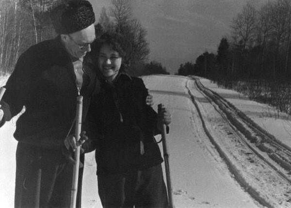 М.А. Лаврентьев с дочерью Верой на лыжной прогулке