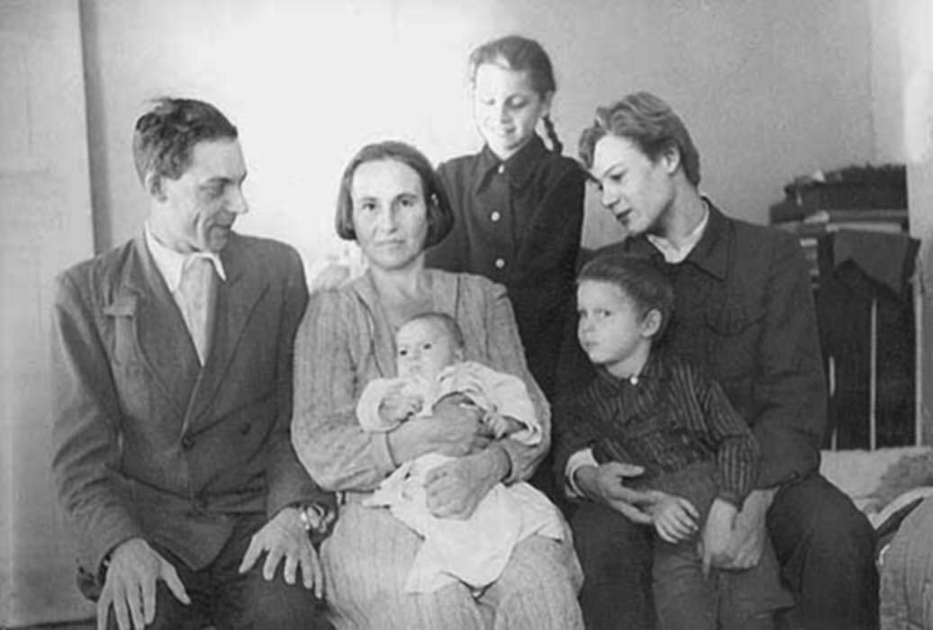 М.А. Леонтович в кругу семьи. 1946 г.
