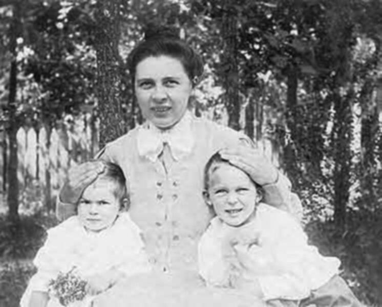 М.А. Леонтович с матерью и братом. 1910 г.