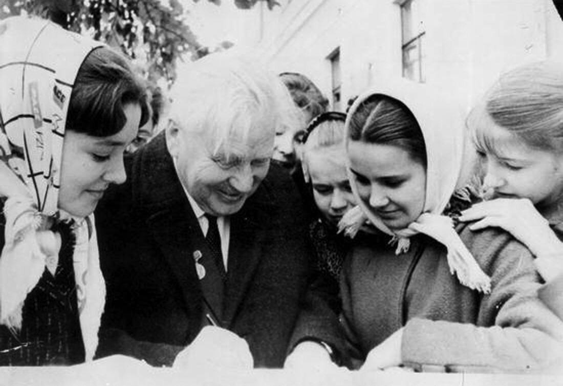 А.А. Летавет со школьниками. 1966 г.