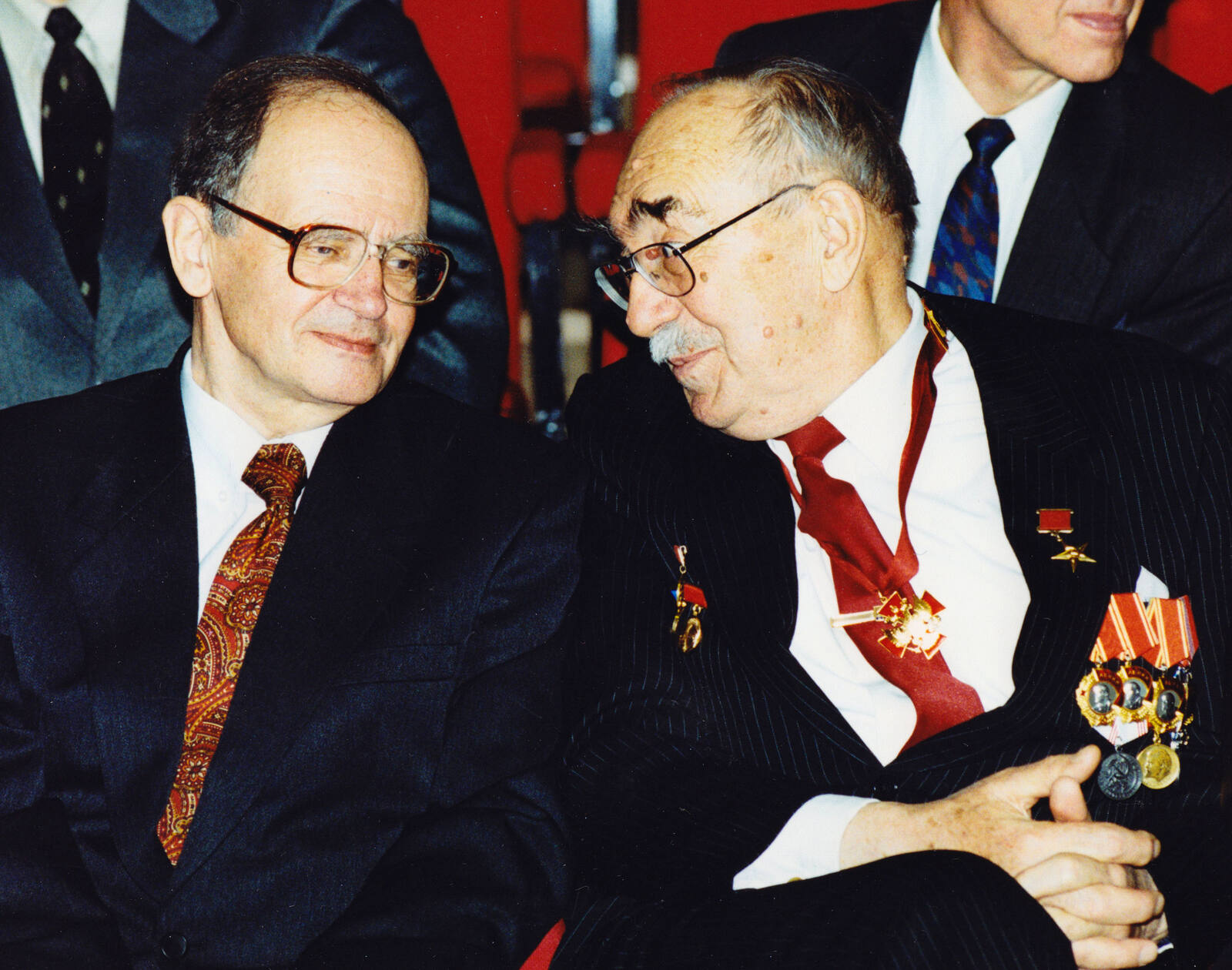Б.В. Литвинов и Е.Н. Аврорин перед экскурсией В.В. Путина по музею ядерного оружия. 30 марта 2000 г.
