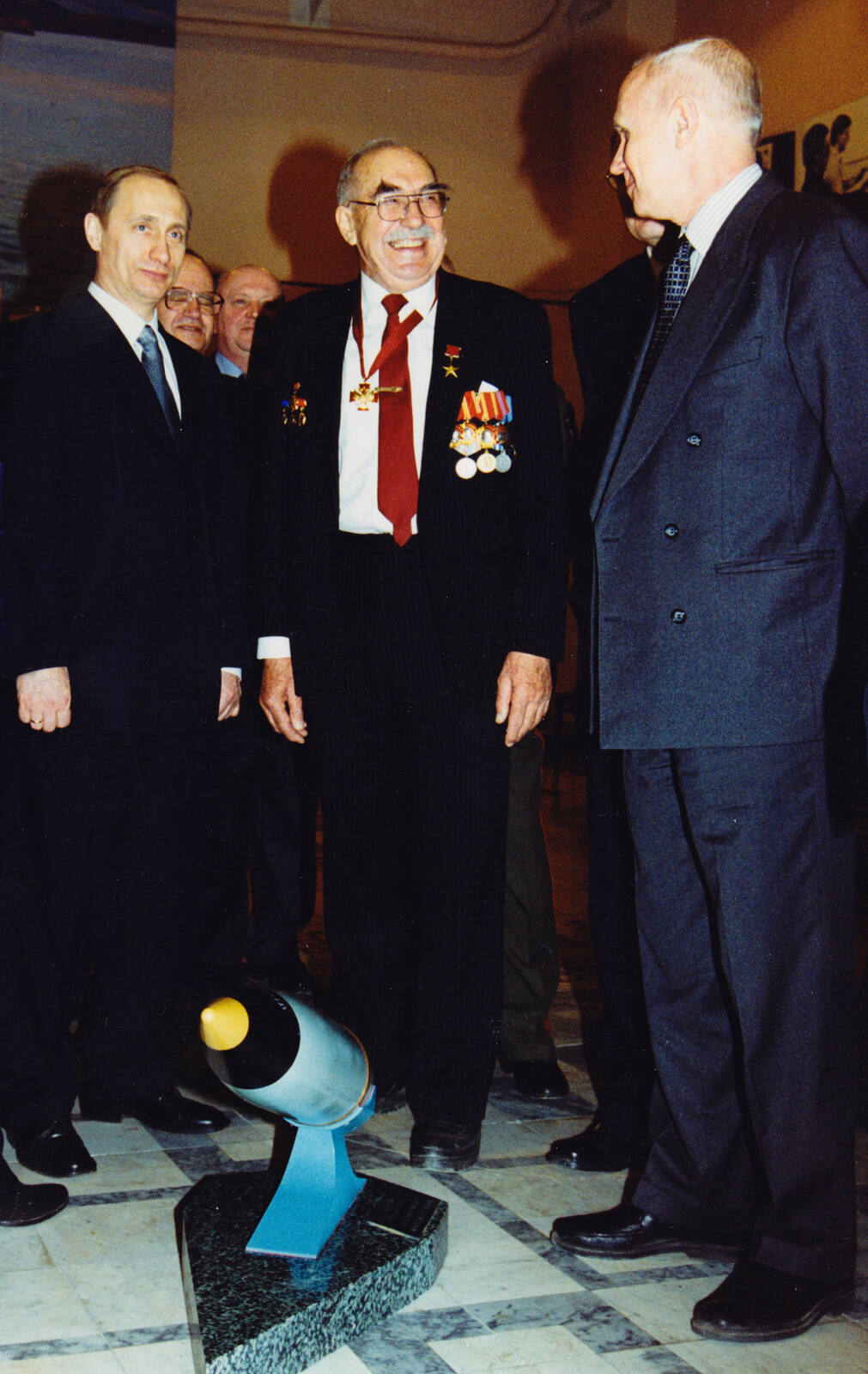 Б.В. Литвинов, В.В. Путин и Е.О. Адамов возле ядерного снаряда. 30 марта 2000 г.