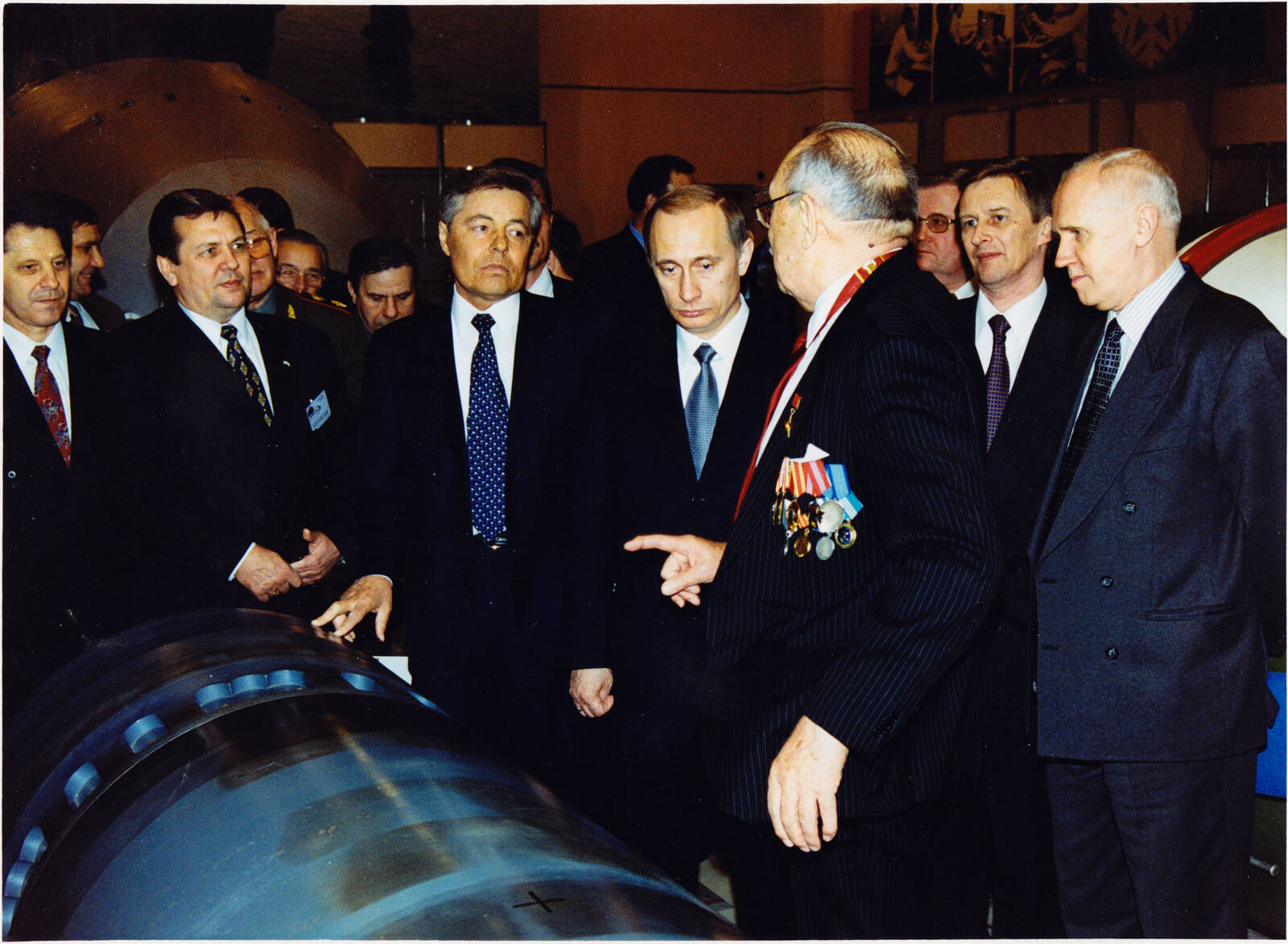 Б.В. Литвинов, В.В. Путин и Е.О. Адамов возле ядерного взрывного устройства для мирных применений. 30 марта 2000 г.