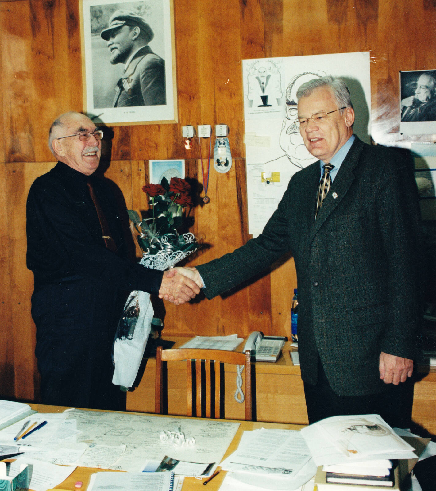 Б.В. Литвинов, Г.Н. Рыкованов. В рабочем кабинете Б. В. Литвинова. 2004 г.