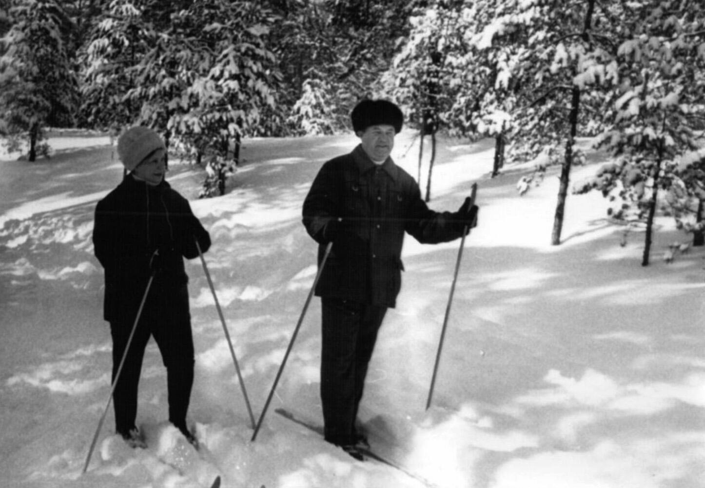 Супруги Луконины на лыжах в предгорьях Саян. 1973 г.