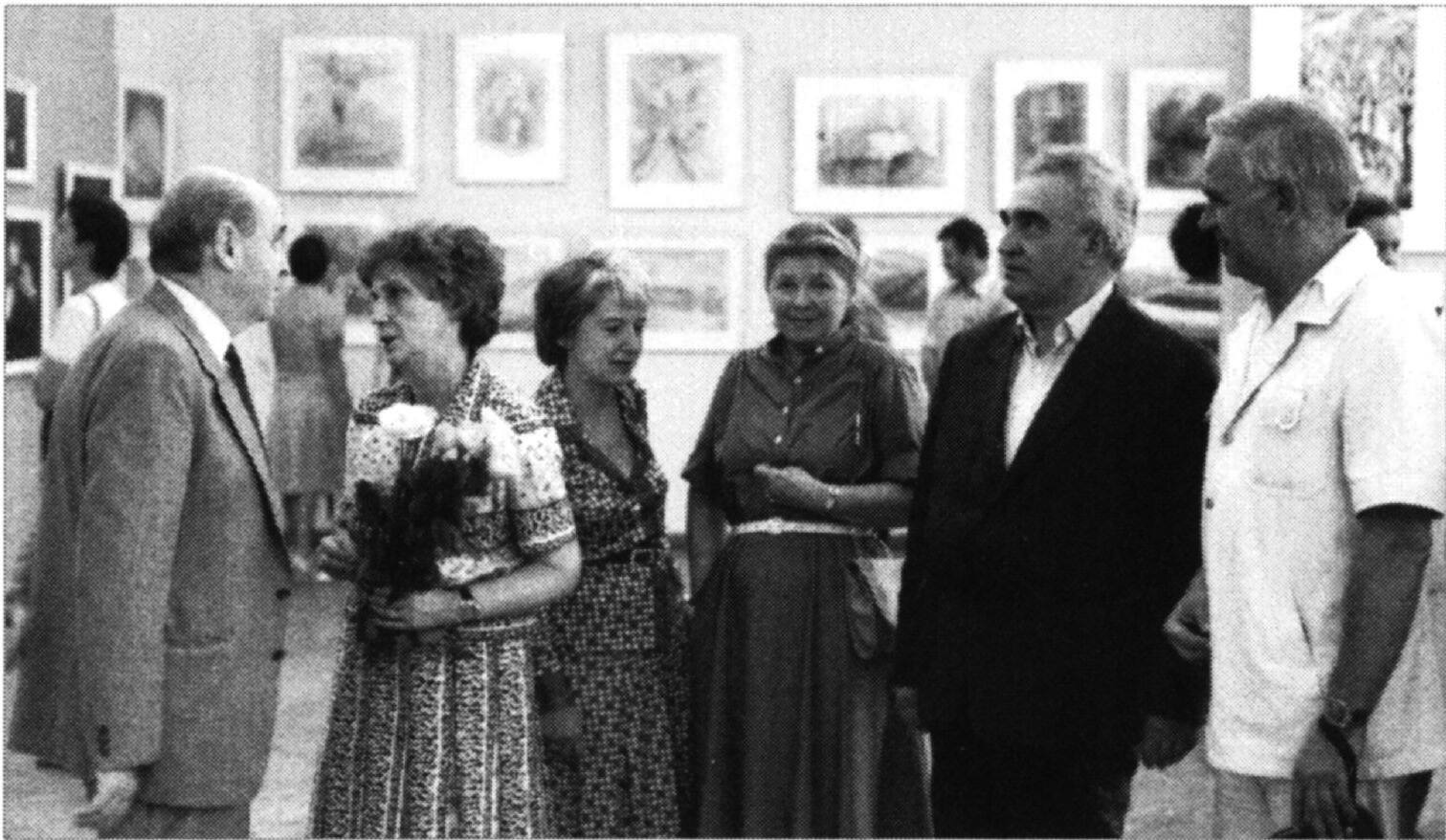 В.И. Меркин на открытии выставки картин дочери