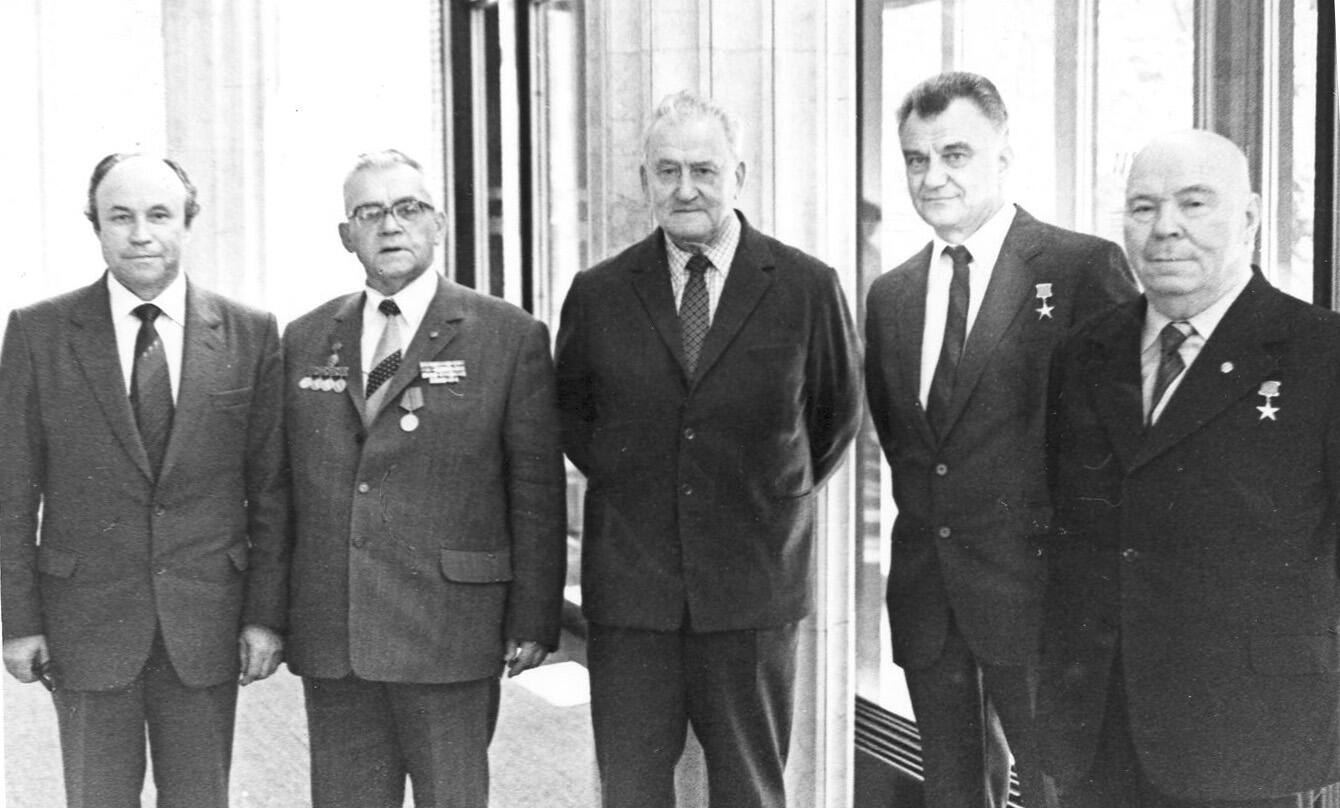 А.Г. Мешков (2-й справа) среди коллег