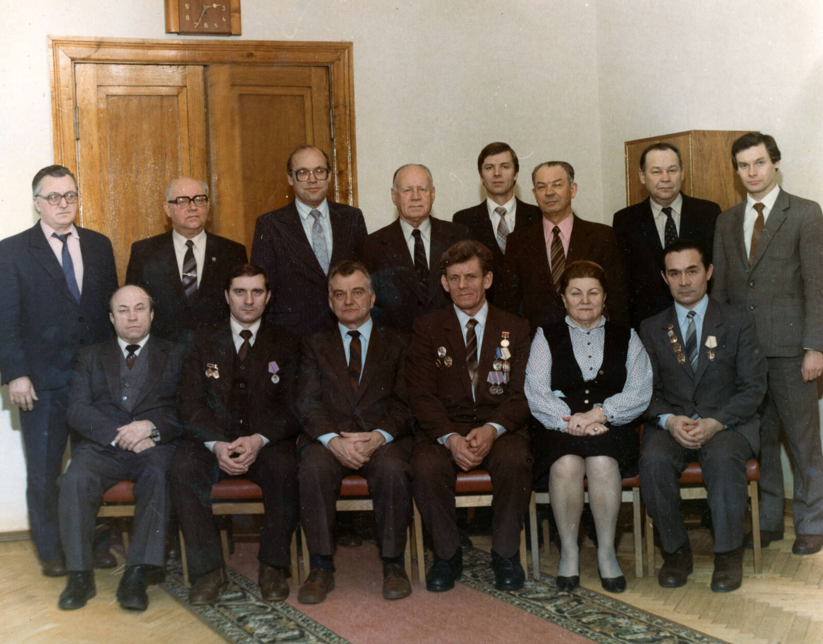 А.Г. Мешков (в центре) среди коллег