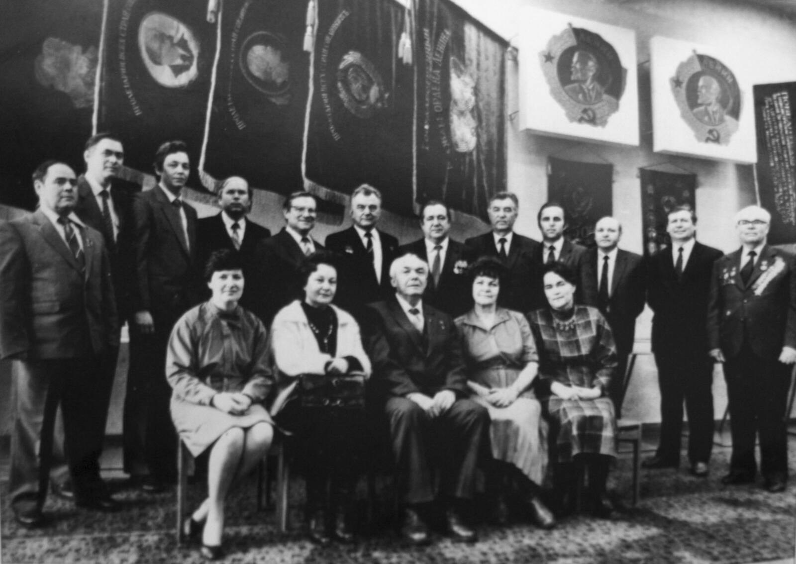 А.Г. Мешков (стоит 6-й слева) в музее трудовой славы МСЗ. Кон. 80-х гг.