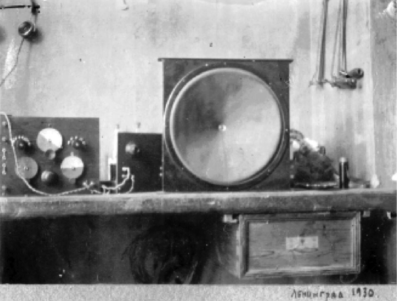 Построенный руками В.В. Мигулина радиоприемник. 1930 г.