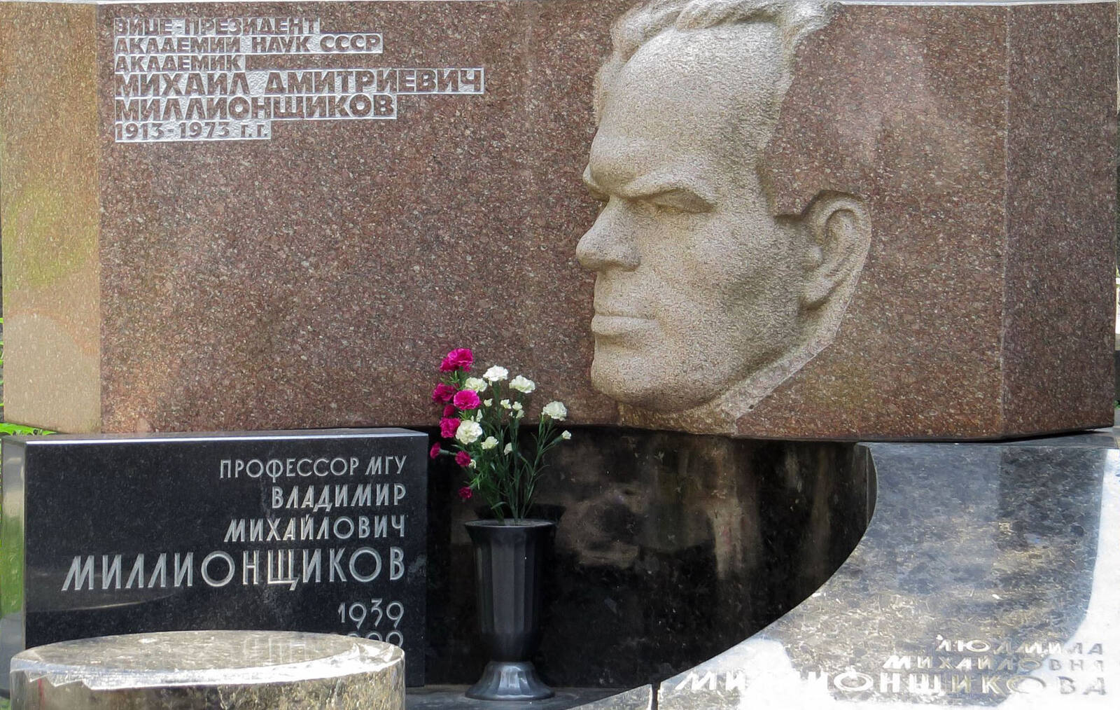 Памятник М.Д. Миллионщикову