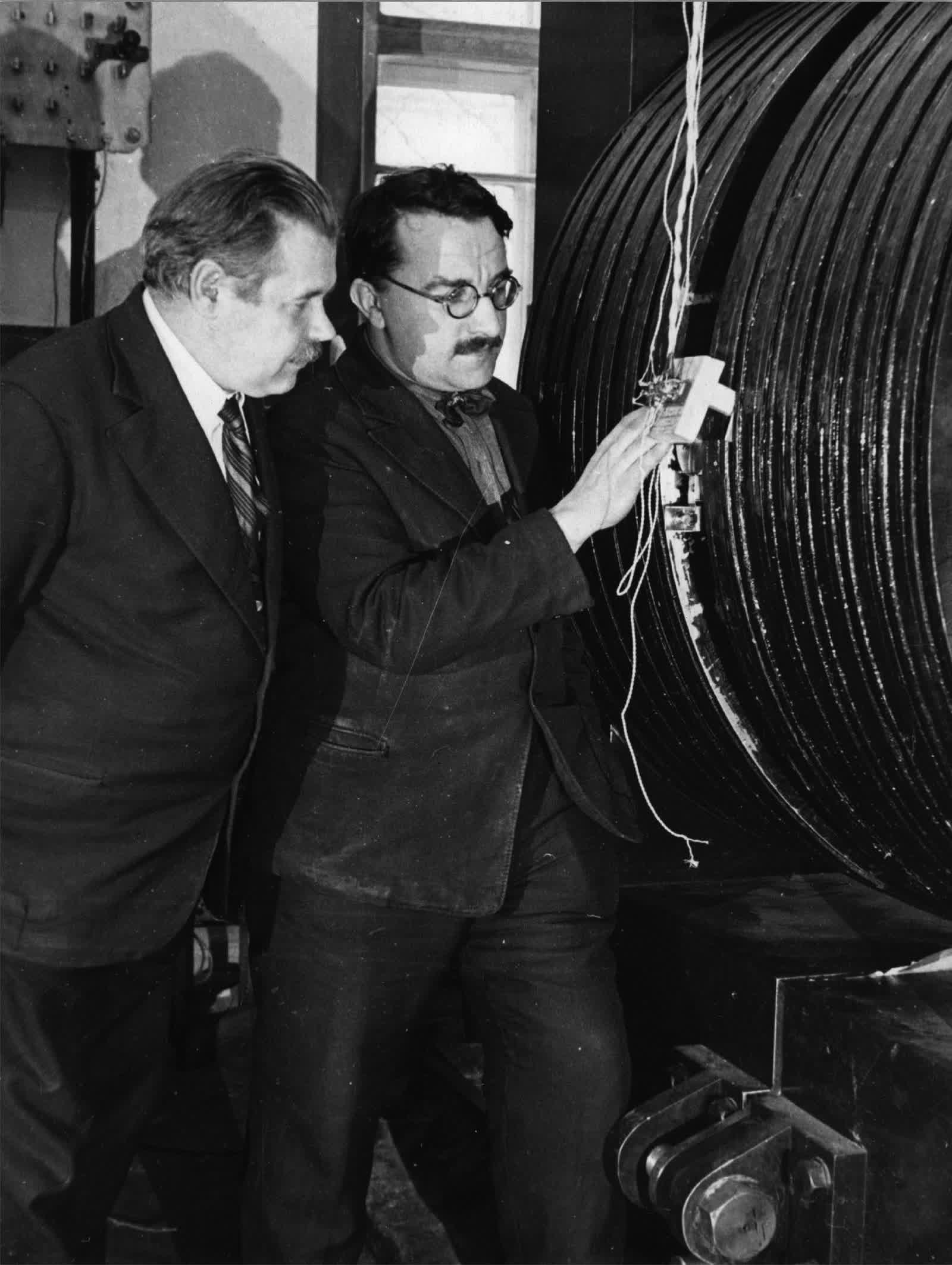 Л.В. Мысовский и В.Н. Рукавишников. Измерение магнитного поля циклотрона. 1936 г.