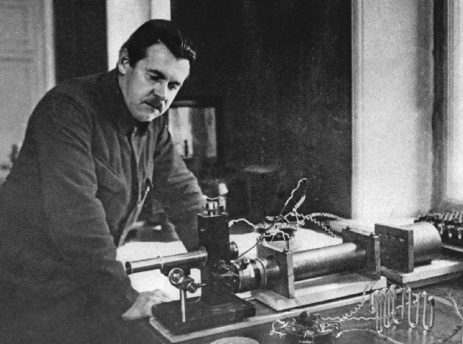 Л.В. Мысовский в лаборатории