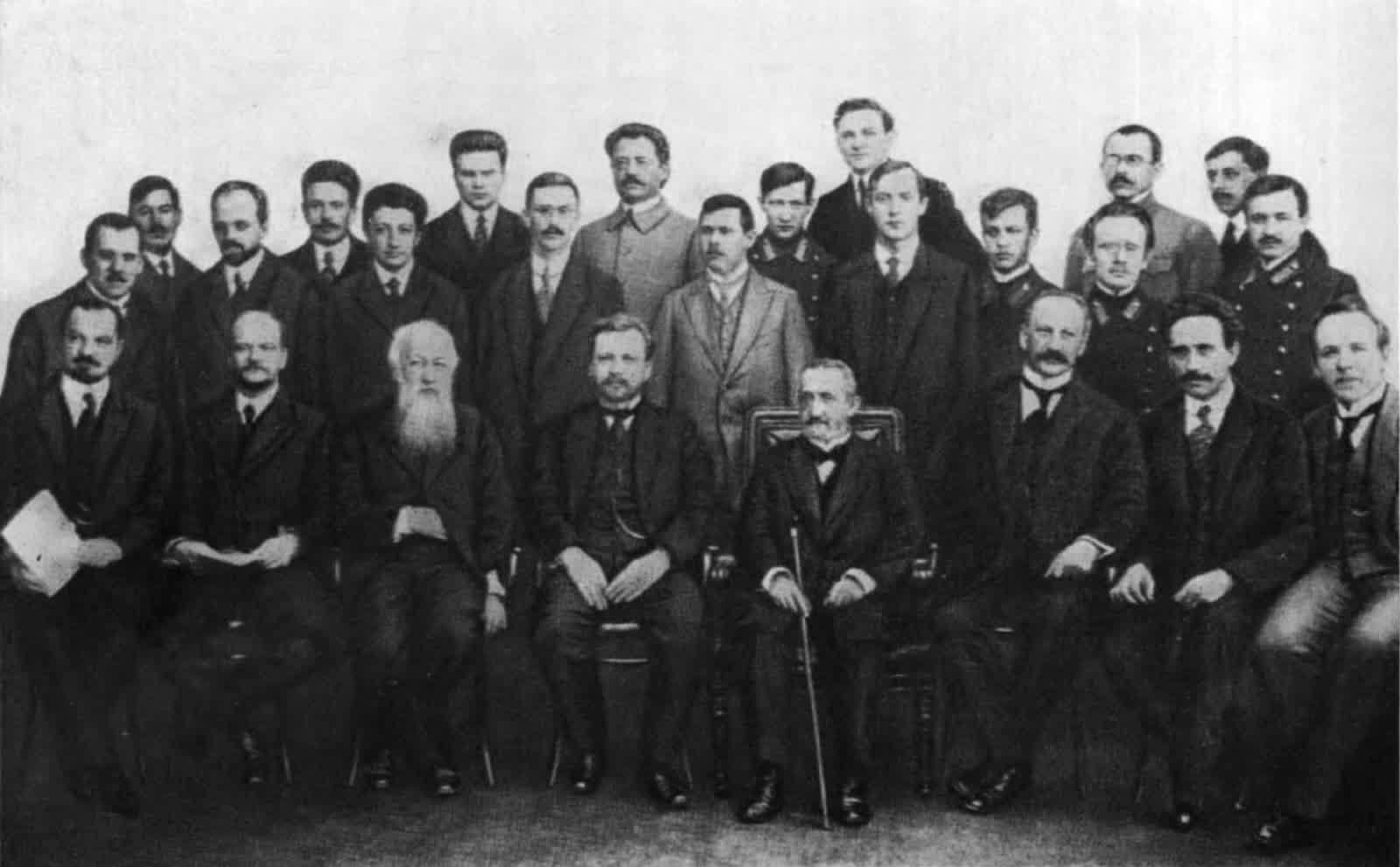 Л.В. Мысовский среди преподавателей Петроградского университета. Стоит в светлом костюме в центре. 1915 г.