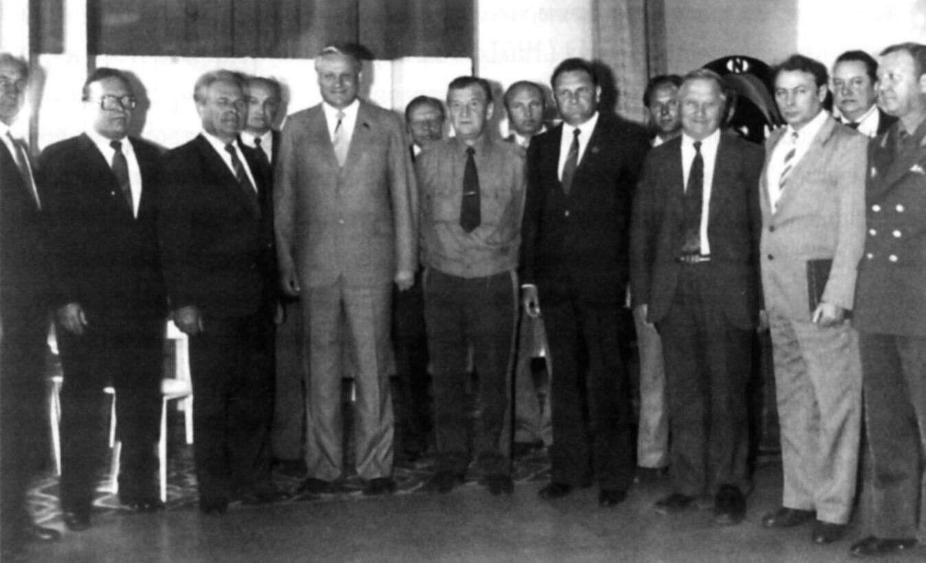 Л.И. Надпорожский (4-й слева). 1983 г.