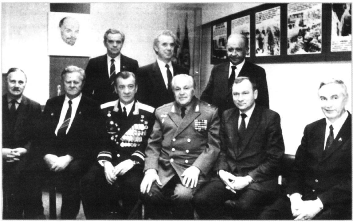 Л.А. Петухов среди коллег. 1982 г.