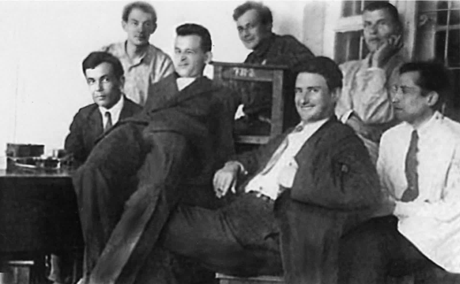 Д.Н. Наследов, А.П. Александров, Л.М. Неменов, Ю.П. Маслаковец, И.В. Курчатов, П.В. Шаравский, О.В. Лосев. 1932 г.