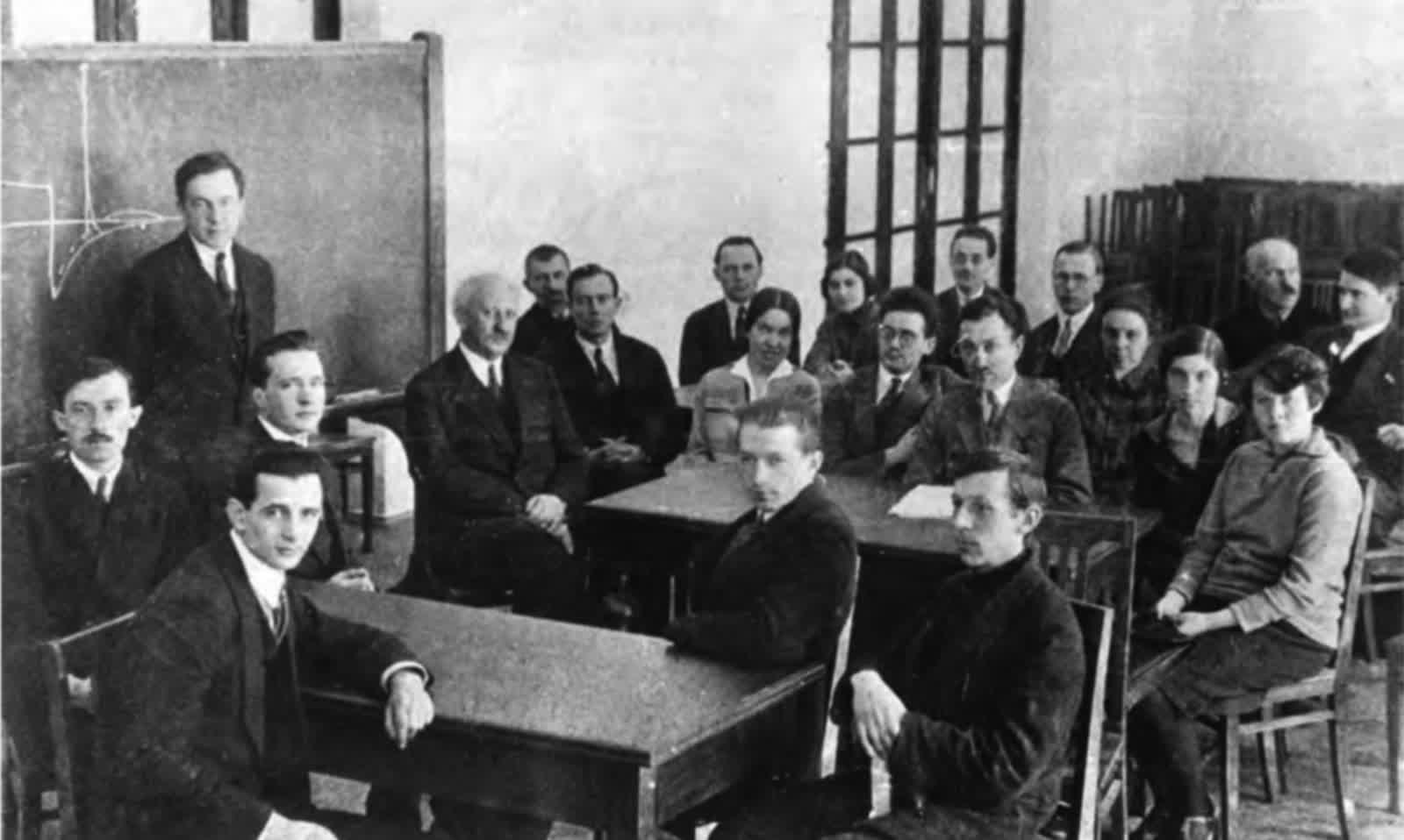 Л.М. Неменов среди коллег (2-й слева). 1932 г.