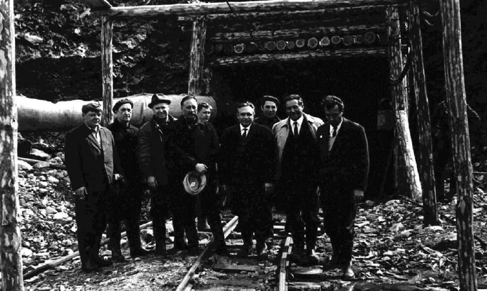 У входа в штольню. Б.И. Нифонтов - 2-й справа. Кировск