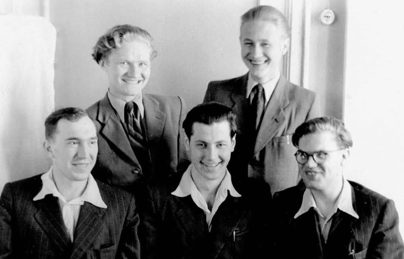 Молодые инженеры-физики. Стоят: В.К. Орлов, В.П. Ратников. Сидят: Б.В. Литвинов, Ф.В. Григорьев, Ю.Н. Косаганов. 1952 г.