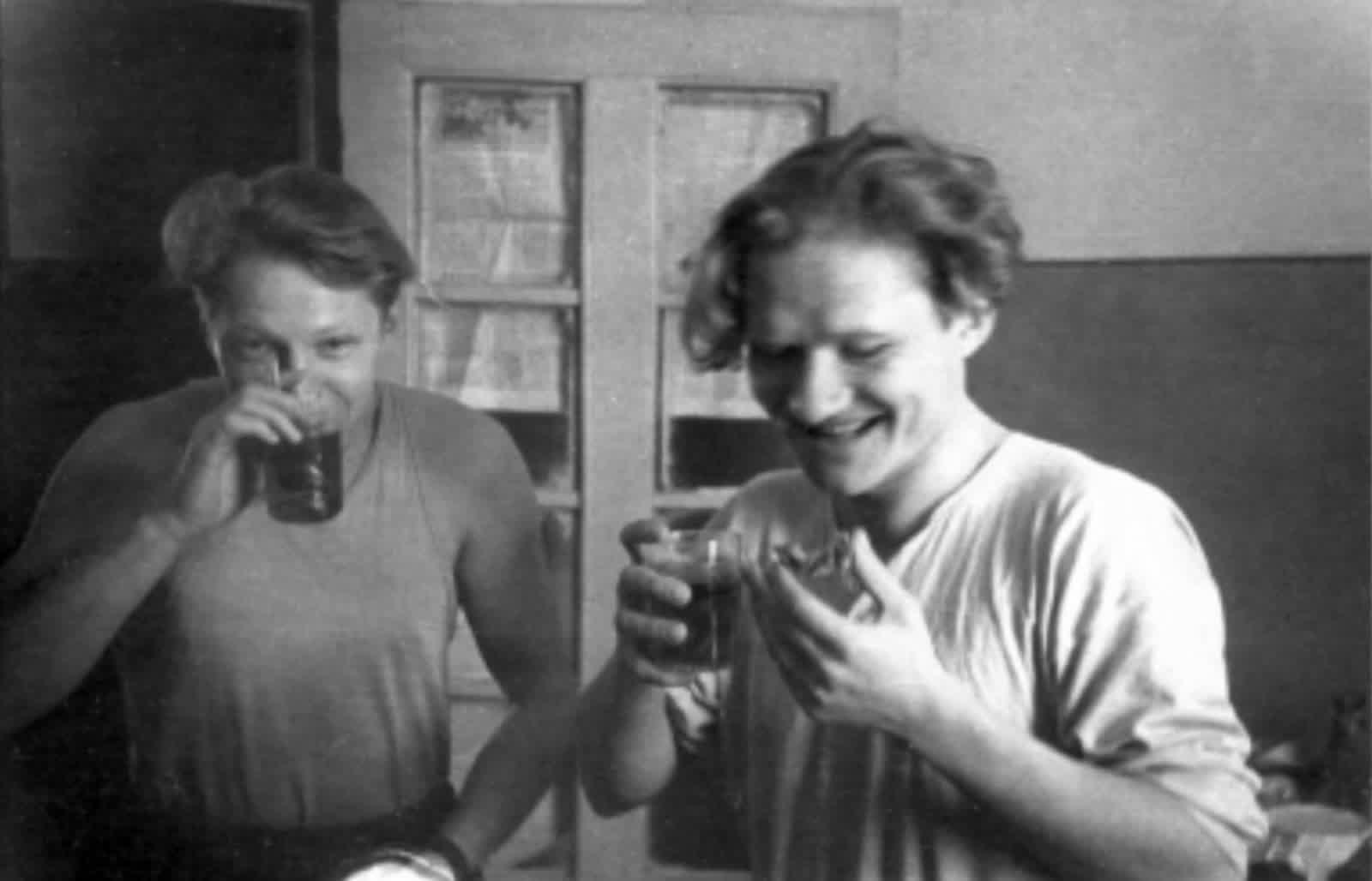 Утро в общежитии. Л.Е. Полянский и В.К. Орлов. 1953 г.