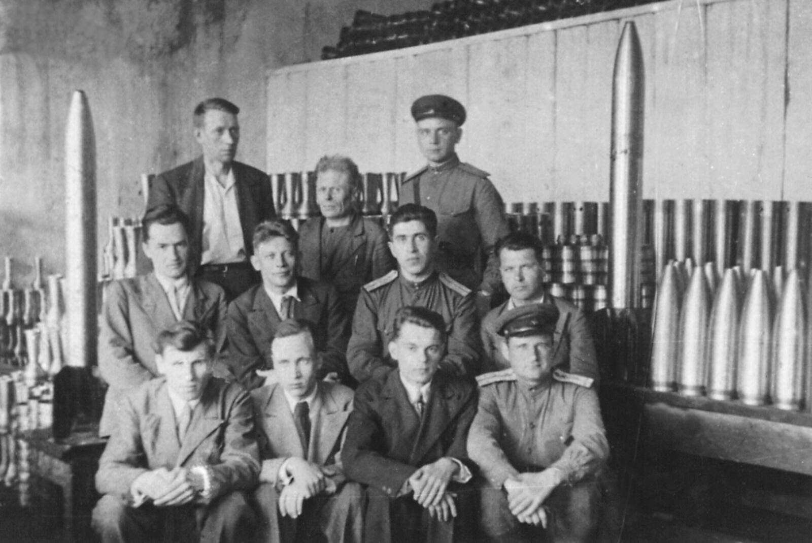 Н.А. Петров (1-й слева во 2-м ряду). Во время ВОВ Саров выпускал боеприпасы