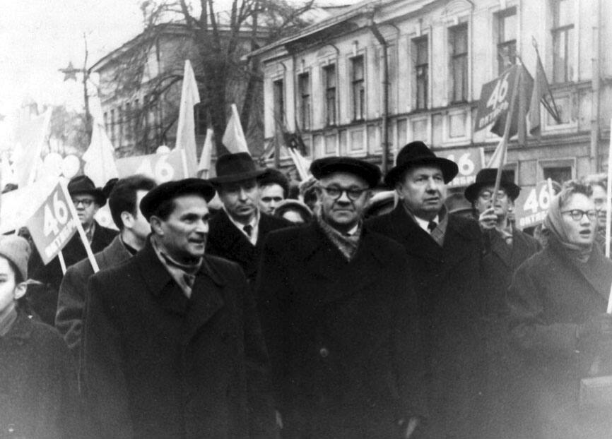 На демонстрации. Гуссак Л.А., Похил П.Ф., Боболев В.К. 1963 г.