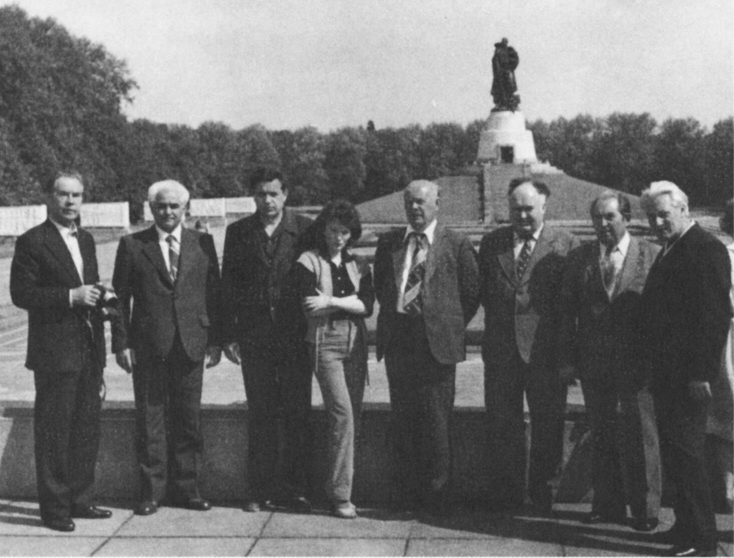 В.П. Потанин среди коллег в Берлине. 1980 г.