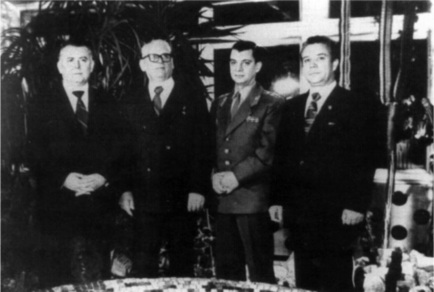 А.Г. Потапов (2-й слева) среди коллег. 1980 г.