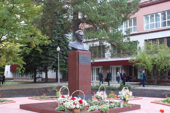 Памятник М.В. Проценко на территории завода «Старт»