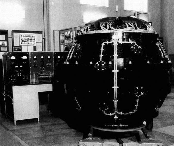 Макет первого атомного заряда и пульт, с которого был подан сигнал на подрыв РДС-1