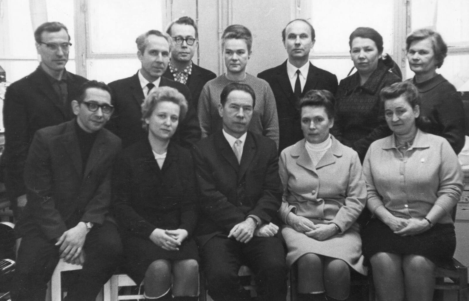 Ф.Г. Решетников (в центре) с сотрудниками металлургической лаборатории НИИ-9