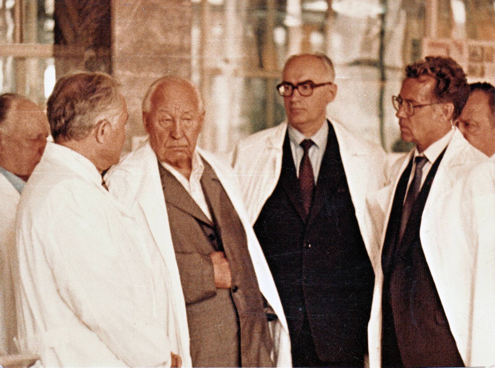 Е.П. Славский и Л.Д. Рябев среди коллег. 1984 г.