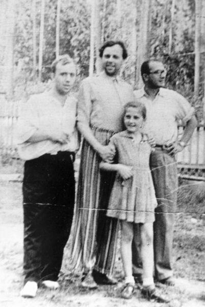 Ю.А. Романов, А.Д. Сахаров с дочерью Таней и Ю.А. Зысин. 1952 г.