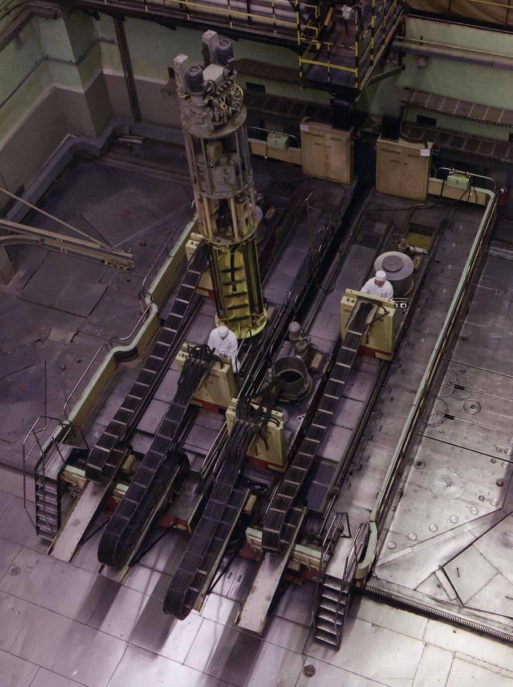 Реактор «Руслан», перегрузочная машина