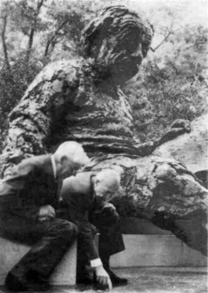 М. А. Садовский и Т. Девис у памятника Энштейну в Вашингтоне