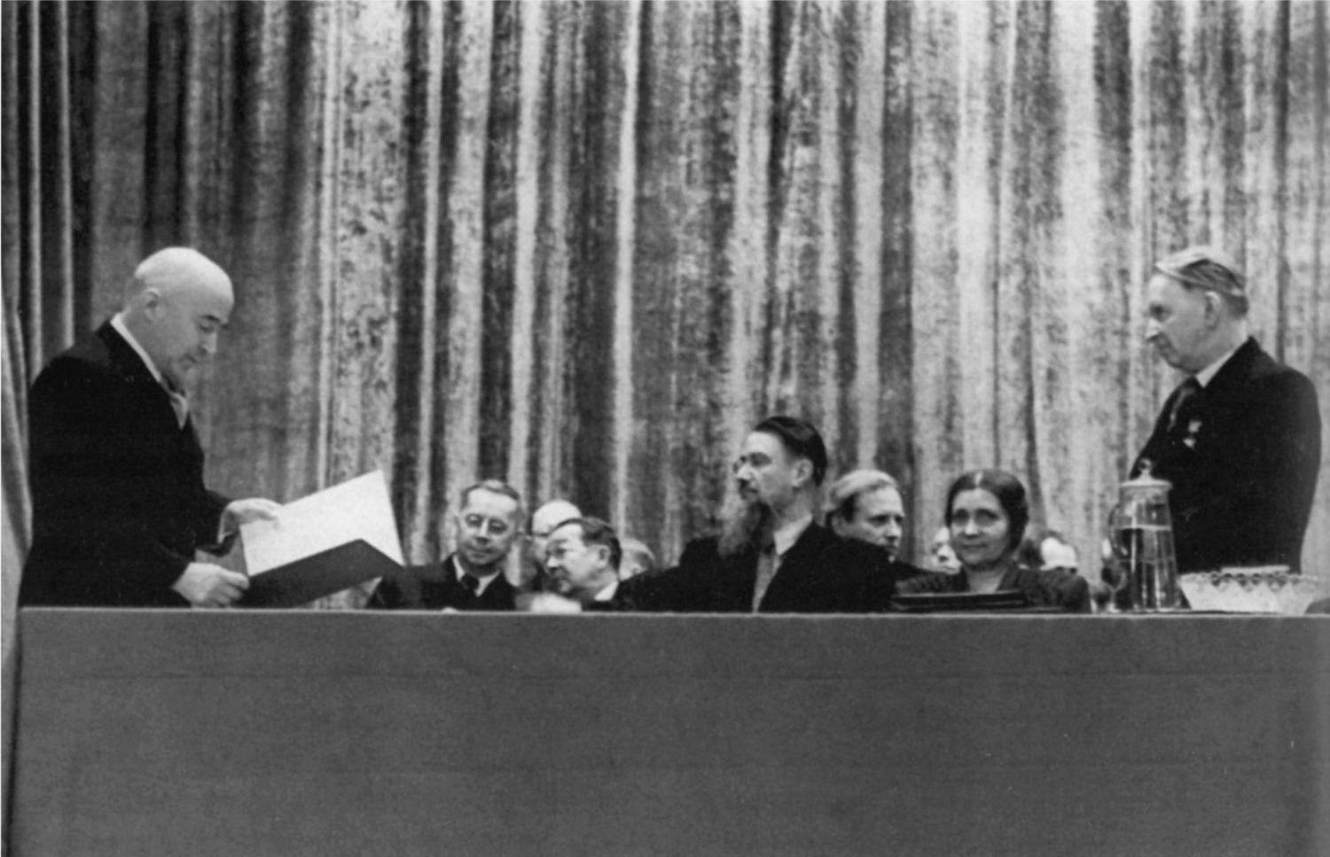 На заседании. Выступает И.Г. Петровский. Н.П. Сажин - 2-й слева. 1955 г.