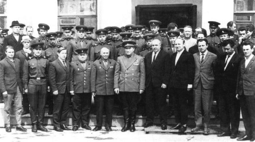 П.Т. Штефан среди военных строителей. 1961 г.