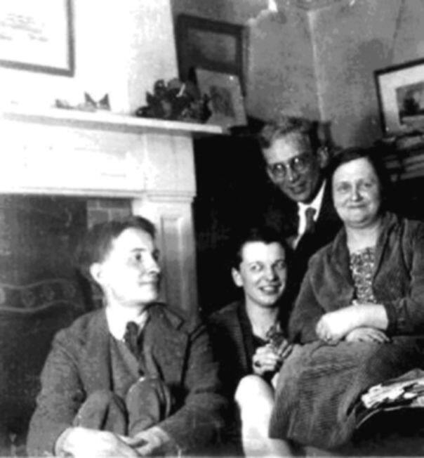 К.Д. Синельников и его невеста Эдна Купер. Стоит Г.А. Гамов. Кембридж, ок. 1929.