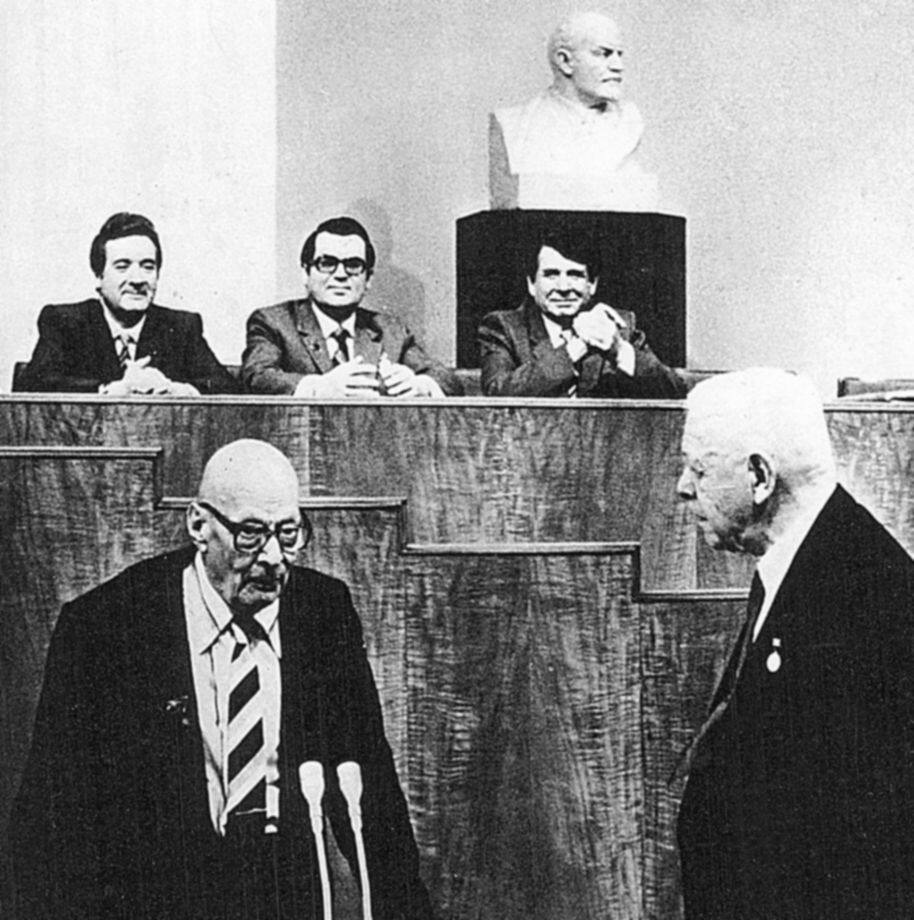 А.П. Александров поздравляет Д.В. Скобельцын с вручением Ленинской премии. 1982 г.