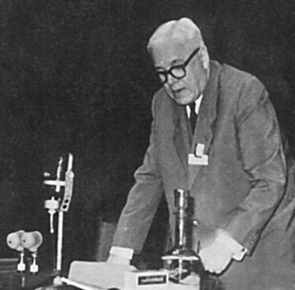 Д.В. Скобельцын открывает конференцию по космическим лучам. 1959 г.