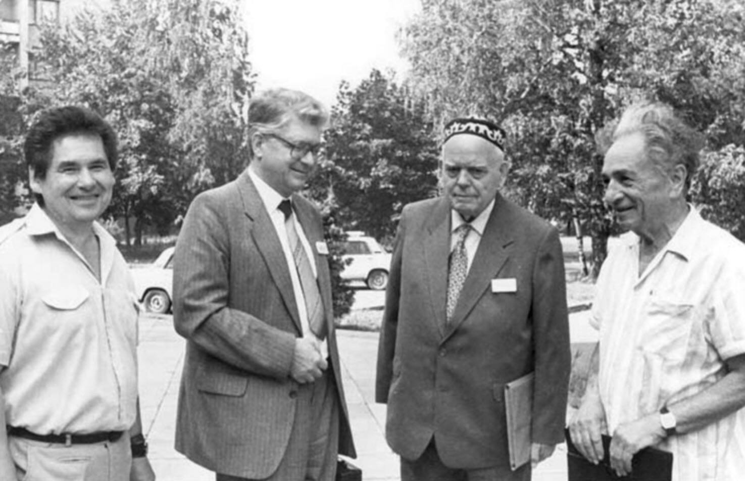 И.В. Пузынин, Р.Н. Фаустов, М.Г. Мещеряков, Я.А. Смородинский. 1992 г.