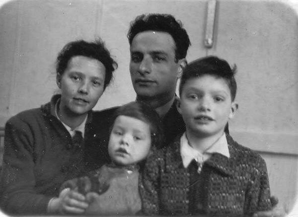 В.А. Цукерман с семьёй